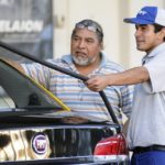 El Gobierno oficializó subas en los impuestos a los combustibles y se vienen más aumentos en las naftas