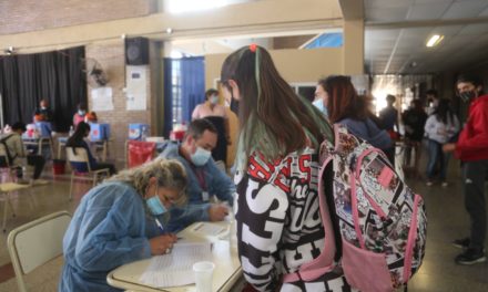 Adolescentes de 12 a 17 años recibirán la dosis de refuerzo