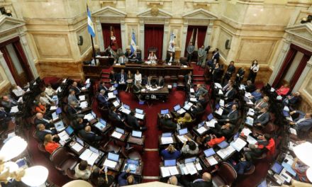 Senadores del FdT presentaron un proyecto para pagar deuda con dinero fugado