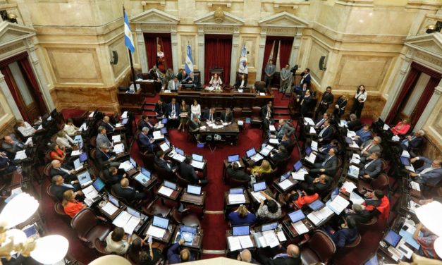 Senadores del FdT presentaron un proyecto para pagar deuda con dinero fugado