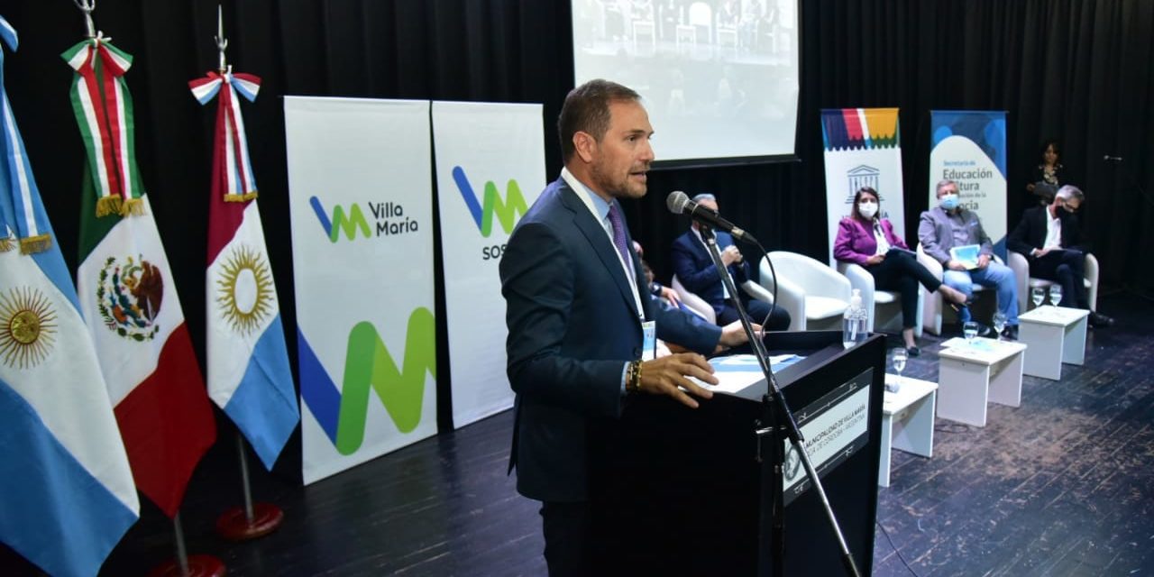 Gill encabezó la apertura del Primer Encuentro de Ciudades del Aprendizaje del país