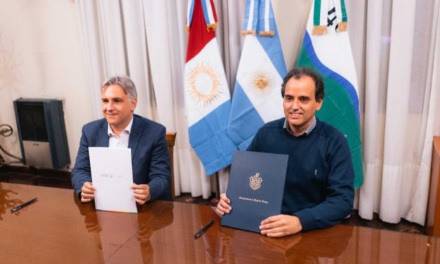 Llaryora y Llamosas firmaron un convenio de cooperación entre los municipios