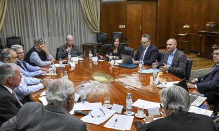 Gobierno, CGT y la UIA acordaron adelantar paritarias y poner en marcha una canasta alimentaria
