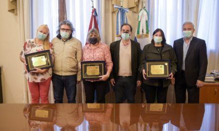 Río Cuarto: Llamosas distinguió a tres referentes de la salud municipal