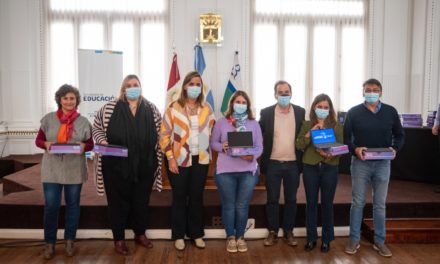 Educación: entregaron equipamientos a docentes de los programas municipales