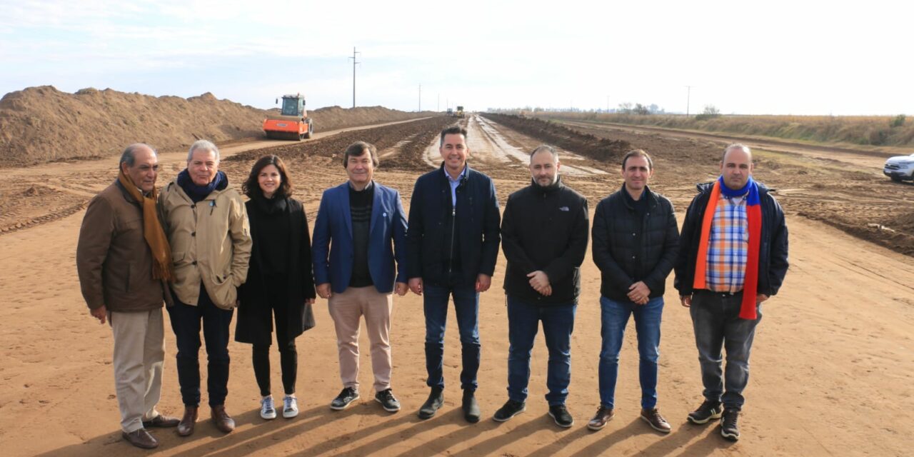 Manuel Calvo recorrió la obra de pavimentación de la RP10 en el sur provincial