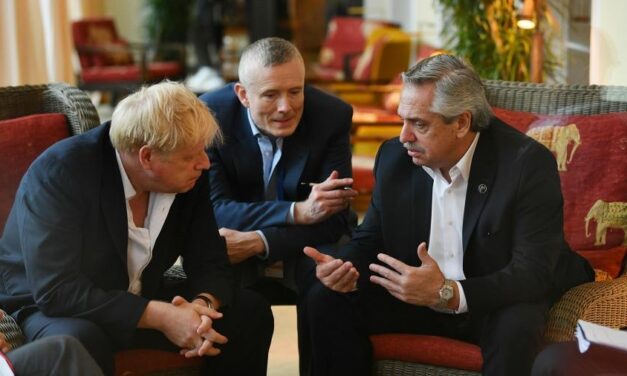 El Presidente le dijo a Johnson que no habrá avance bilateral sin negociar Malvinas