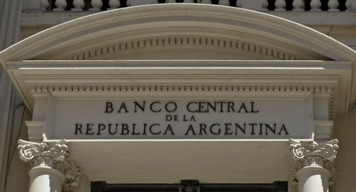 El BCRA subió la tasa de interés de plazos fijos y redujo el costo de refinanciar tarjetas