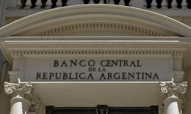 El BCRA subió la tasa de interés de plazos fijos y redujo el costo de refinanciar tarjetas