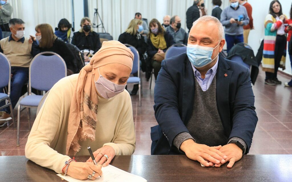 La Provincia entregó escrituras a vecinos de la Capital Alterna