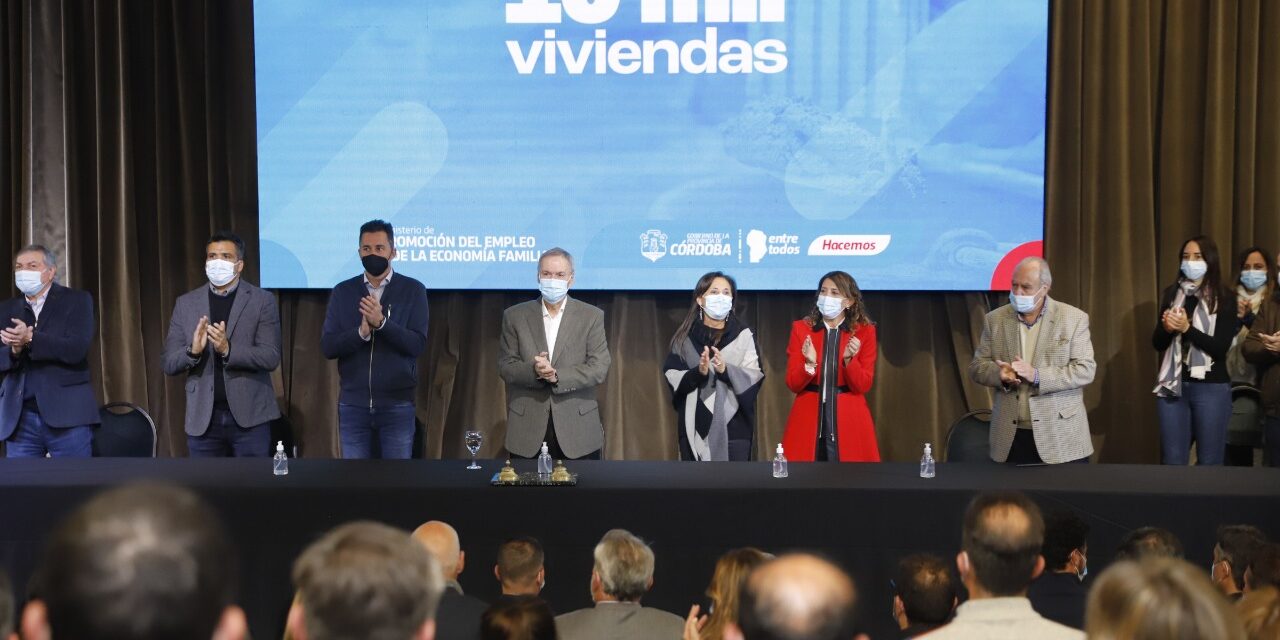 Trece Viviendas Semillas para Adelia María