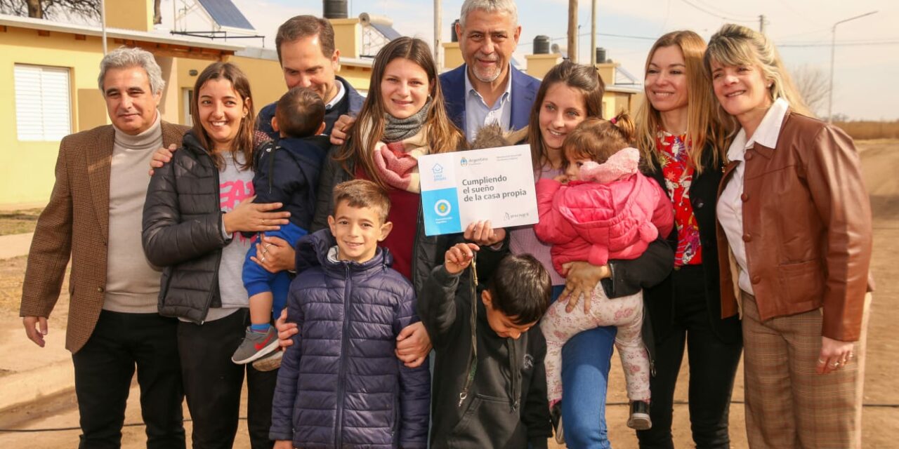 Programa Reconstruir: el ministro Ferraresi entregó viviendas en Morrison