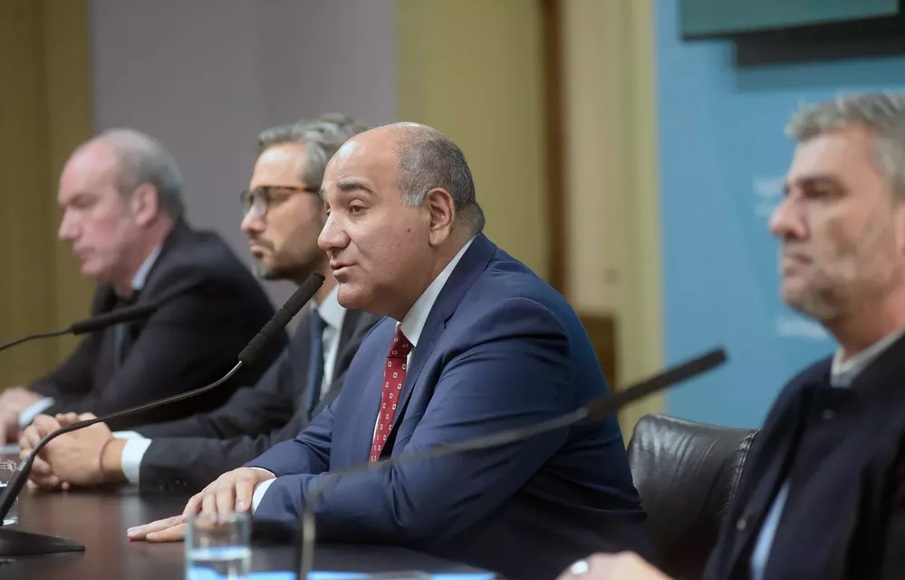 Manzur tras los anuncios: «Buscamos desterrar para siempre la timba financiera»