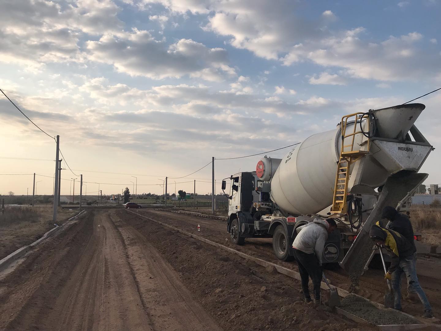 Alcira Gigena: Avanza la obra de cordón cuneta en loteo Mi Lugar II