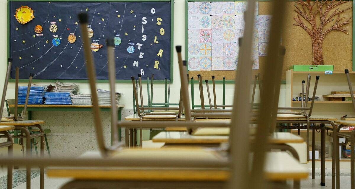 Docentes realizan un paro y salen a la calle en reclamo de mejores salarios