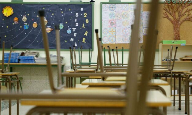 Docentes realizan un paro y salen a la calle en reclamo de mejores salarios