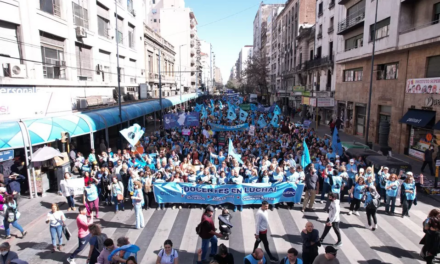 Multitudinaria marcha docente y 80% de adhesión al paro por mejores salarios