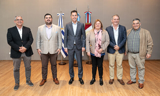 Calvo presentó el modelo de transformación digital de Córdoba a intendentes de Uruguay