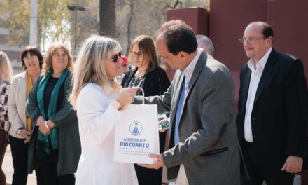 Río Cuarto: en un emotivo acto, Llamosas reconoció el trabajo de los docentes