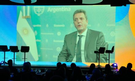 «La política tiene que ceder y los empresarios también», dijo Massa