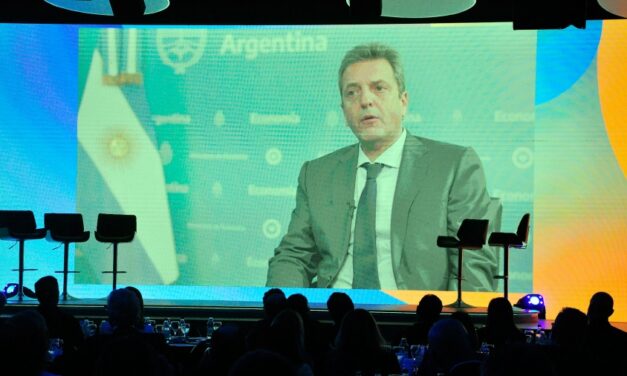 «La política tiene que ceder y los empresarios también», dijo Massa