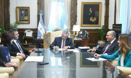 El Presidente firmó un decreto para vincular planes sociales con empleo genuino