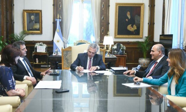 El Presidente firmó un decreto para vincular planes sociales con empleo genuino