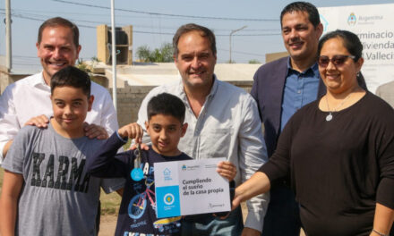 Villa Nueva: el Ministro de Hábitat de la Nación entregó viviendas en el barrio El Vallecito