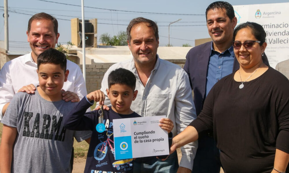 Villa Nueva: el Ministro de Hábitat de la Nación entregó viviendas en el barrio El Vallecito