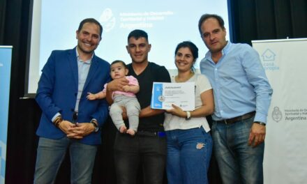 Gill y el ministro Maggiotti firmaron el convenio para la adquisición del lote donde se construirán 668 viviendas Procrear
