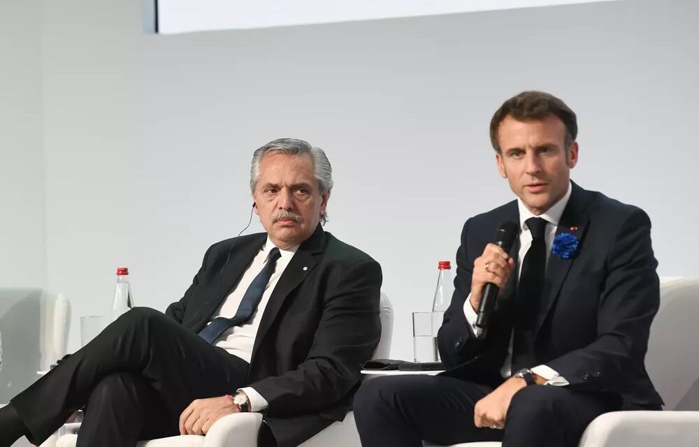 Fernández en París: «No podemos quedarnos sin proponer negociación por la paz»