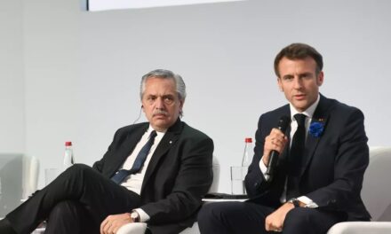 Fernández en París: «No podemos quedarnos sin proponer negociación por la paz»