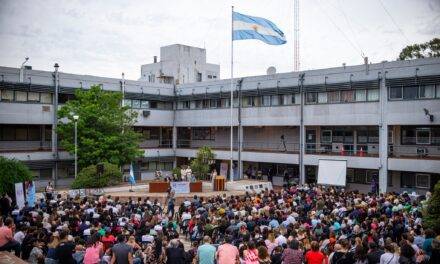Más de 600 estudiantes de la Universidad Barrial recibieron certificados de capacitación