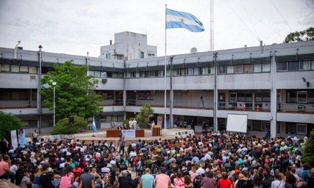 Más de 600 estudiantes de la Universidad Barrial recibieron certificados de capacitación