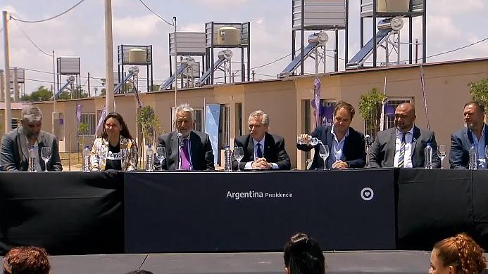 El Presidente encabezó la entrega de viviendas en San Luis: «Las familias encuentran un futuro de dignidad»