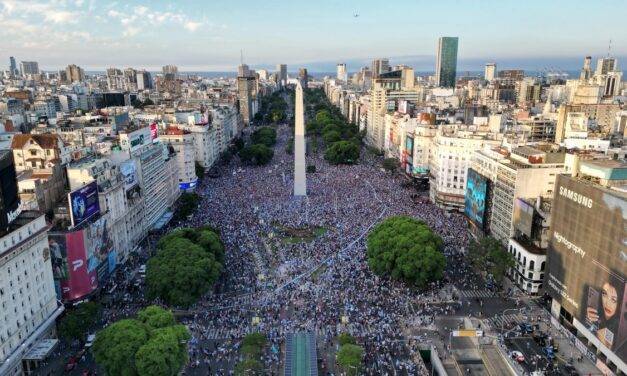 Todo el país se tiñó de celeste y blanco para celebrar la victoria de la «Albiceleste»