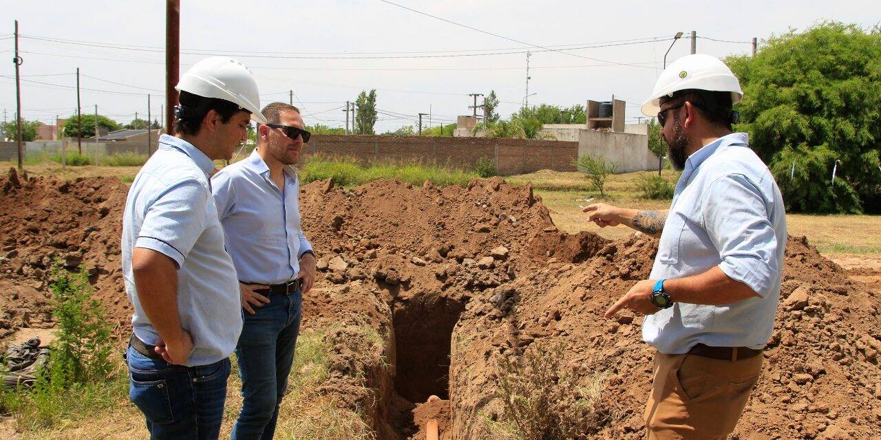 Gill supervisó la obra de red cloacal que dotará de conexiones a vecinos de Prolongación Sarmiento