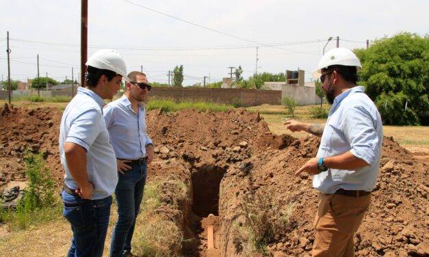 Gill supervisó la obra de red cloacal que dotará de conexiones a vecinos de Prolongación Sarmiento