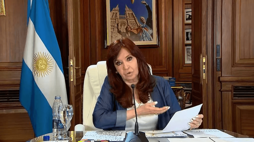 Cristina dijo que la condenó una «mafia judicial» y anunció que no será candidata en 2023
