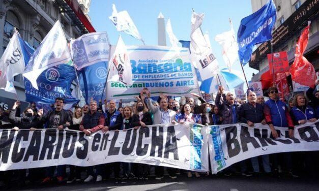 Bancarios paran el jueves por aumento salarial y el impuesto a las ganancias