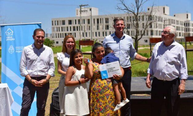 Gill acompañó al Presidente en la entrega de nuevas viviendas en Córdoba