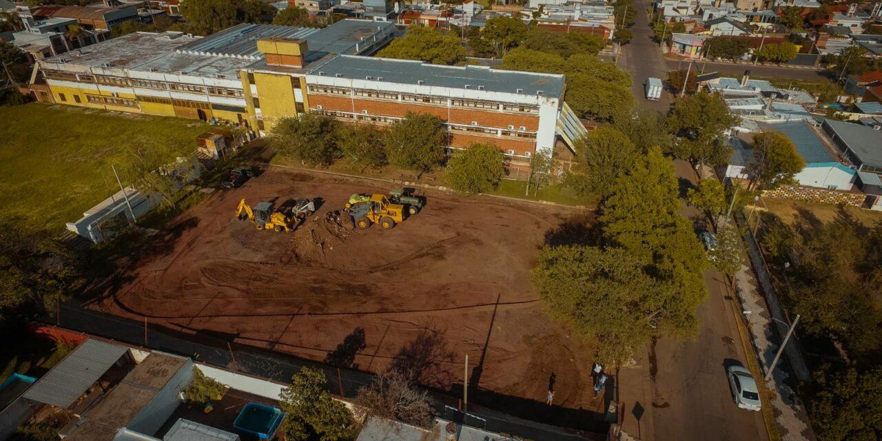 Río Tercero: Comenzó la construcción del playón polideportivo de la escuela Juana Manso