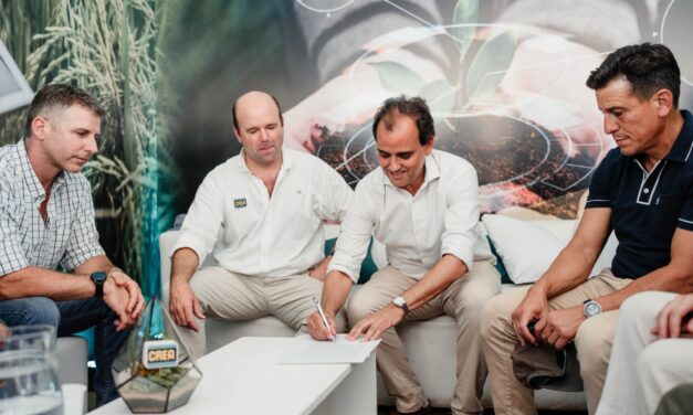 Llamosas firmó un convenio con CREA para impulsar el sector agropecuario en la región