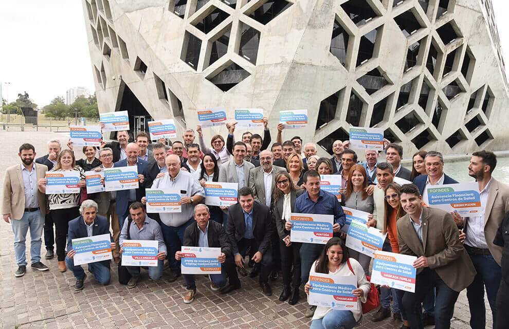 La Provincia entregó más fondos para obras y equipamiento sanitario a 35 localidades
