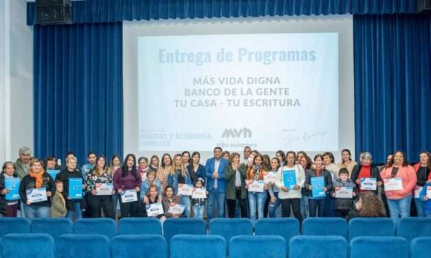 Villa Huidobro: Quiroga entregó beneficios de diferentes programas provinciales
