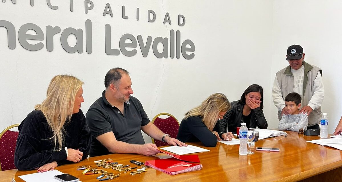 General Levalle: entregaron 13 viviendas a las familias adjudicatarias