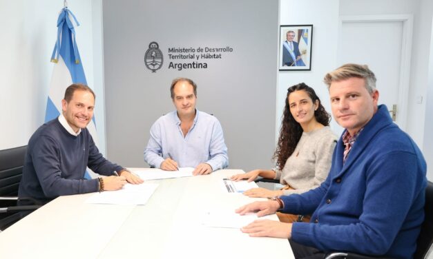 Villa María: Gill firmó contratos para el inicio de construcción de las 300 viviendas