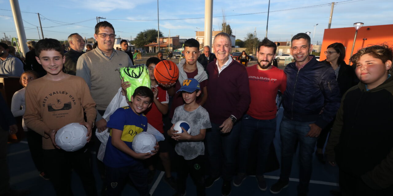 Schiaretti inauguró un polideportivo en Villa Nueva y supervisó el avance de un puente