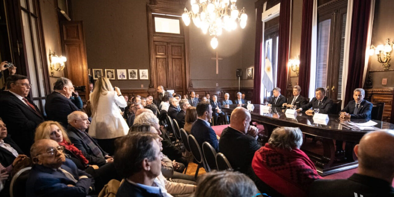 Precandidatos firmaron un «compromiso para combatir la desinformación»