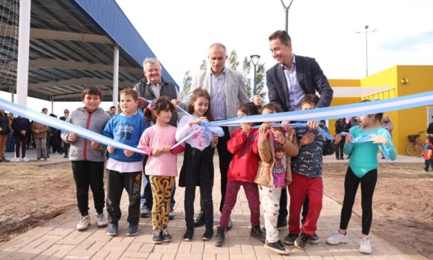 Manuel Calvo habilitó obras y entregó más de 90 escrituras sociales en Las Varillas